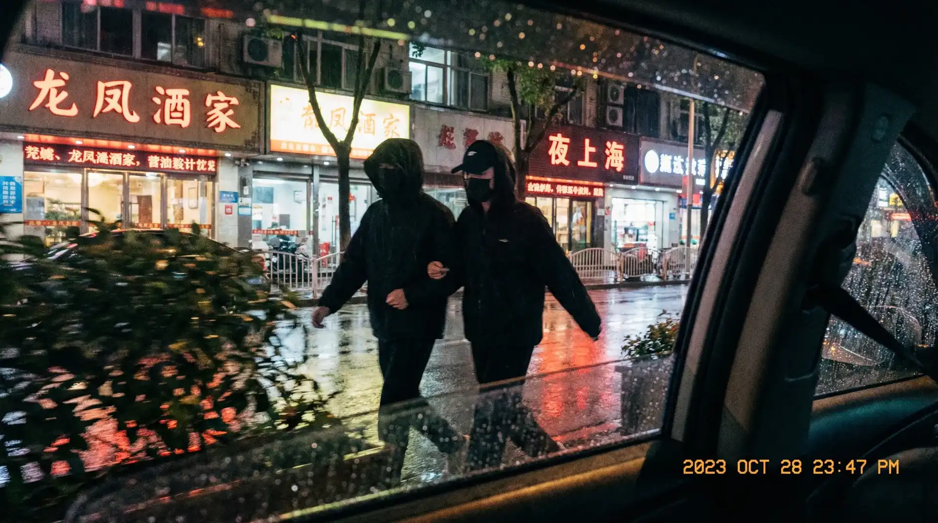 班长没带罩子让捏了一节课车 - 顶流明星深夜密会现场抓拍照片